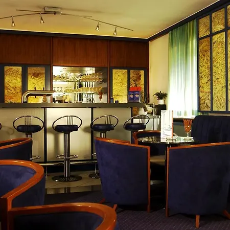 מלון Intercityhotel 3*